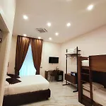 Auroom Otel *